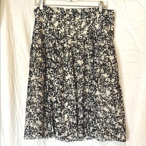 Ann Taylor 100% Silk Black & White Floral Flare. Lined.